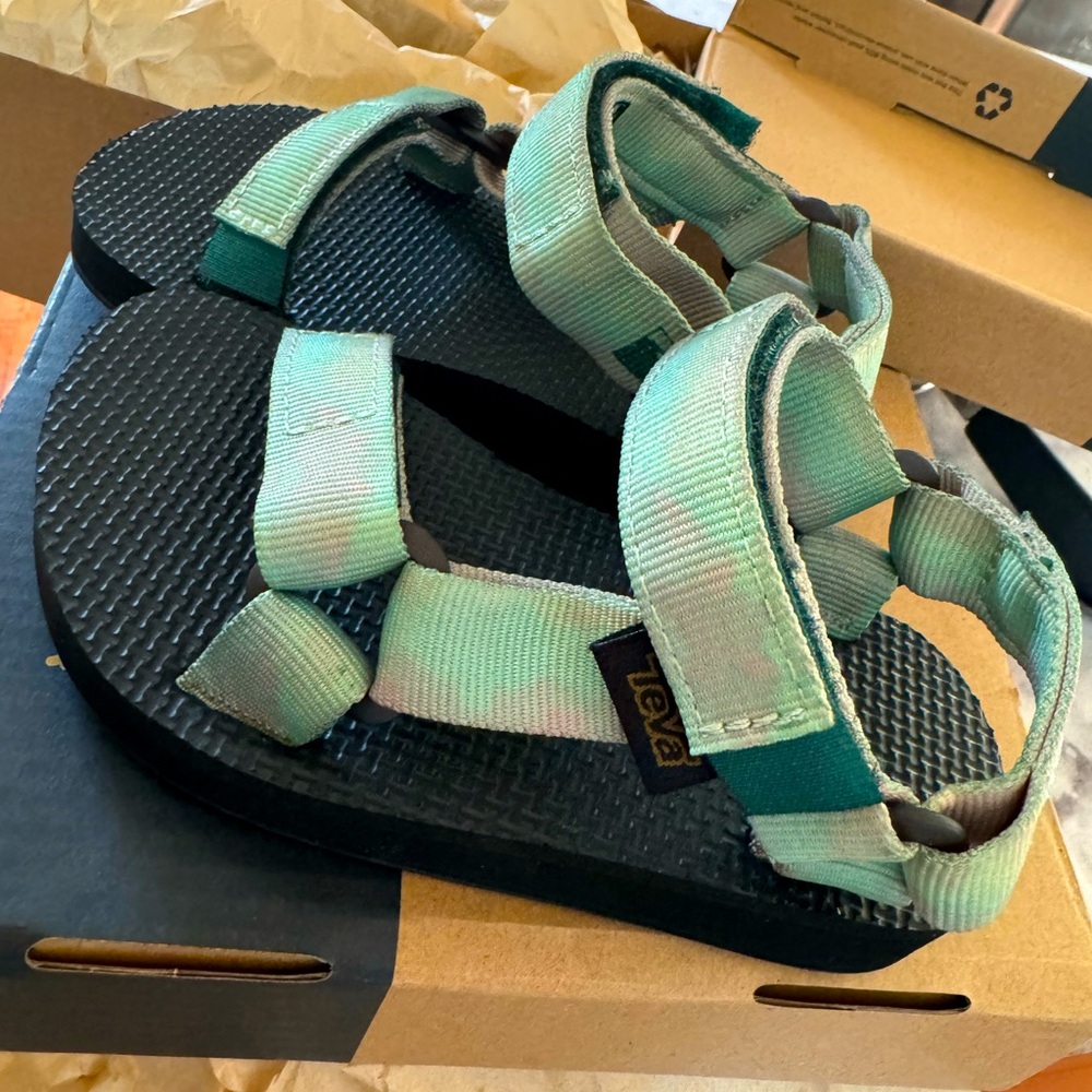 New Teva kids universal sandals size 9